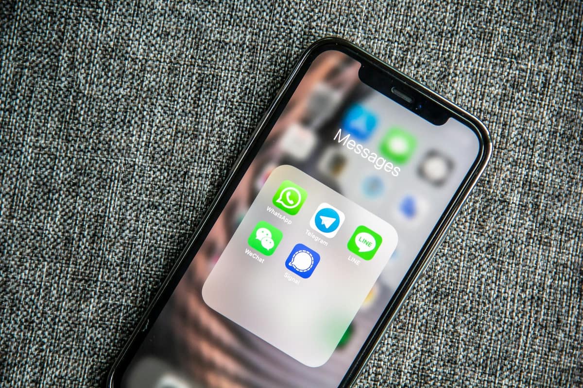Ilustrasi artikel: WhatsApp Business API vs Personal: Kapan Bisnis Anda Wajib Upgrade?